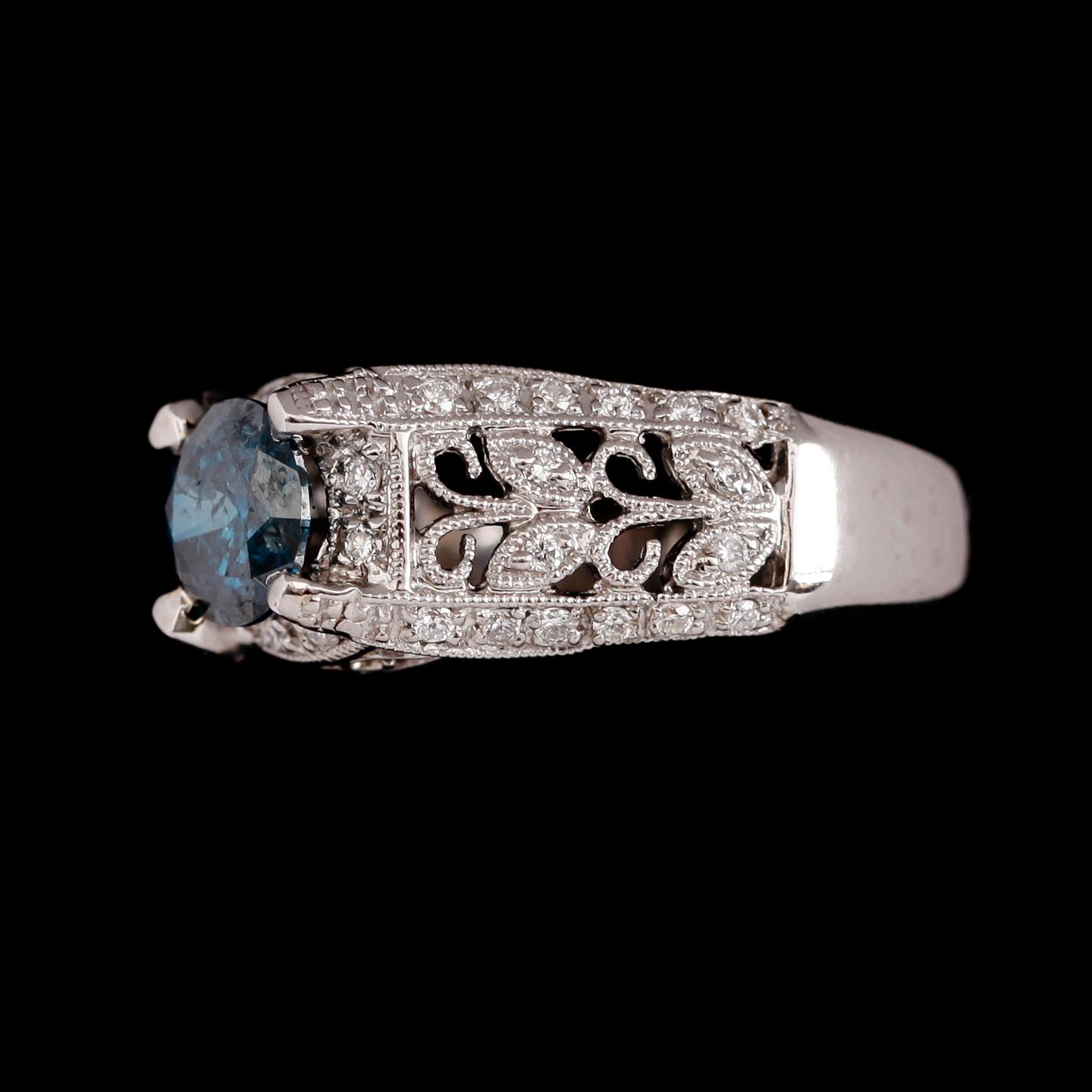 RING, 18 k vitguld, briljantslipad diamant ca 1.04 ct, mindre briljantslipade diamanter tot ca 0.31 ct. Tot ca 1.35 ct.