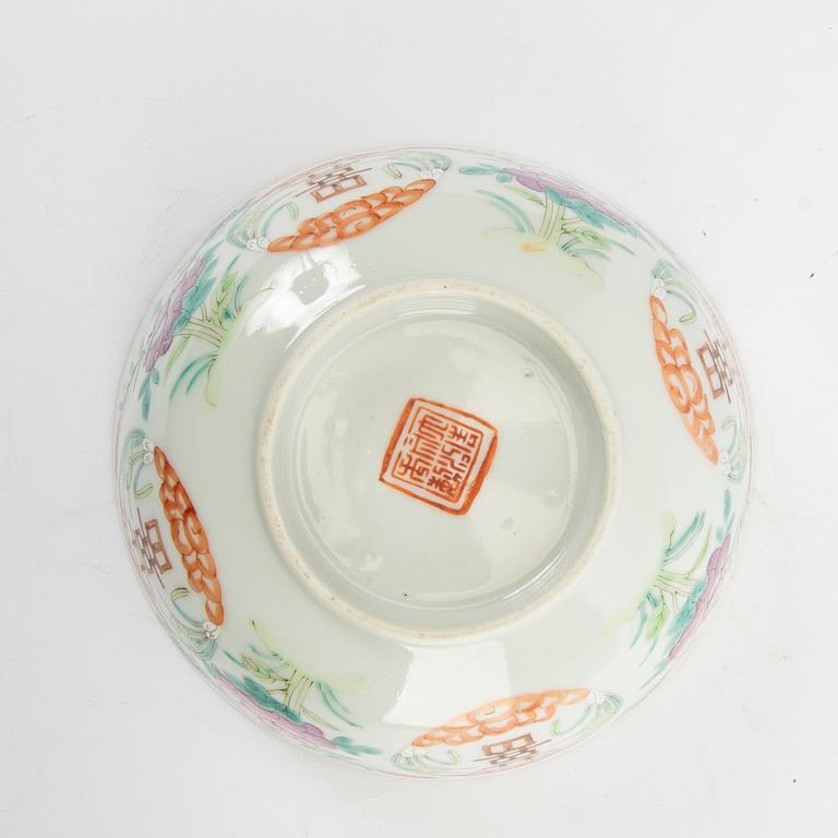 A Chinese porcelain bowl 19th century.