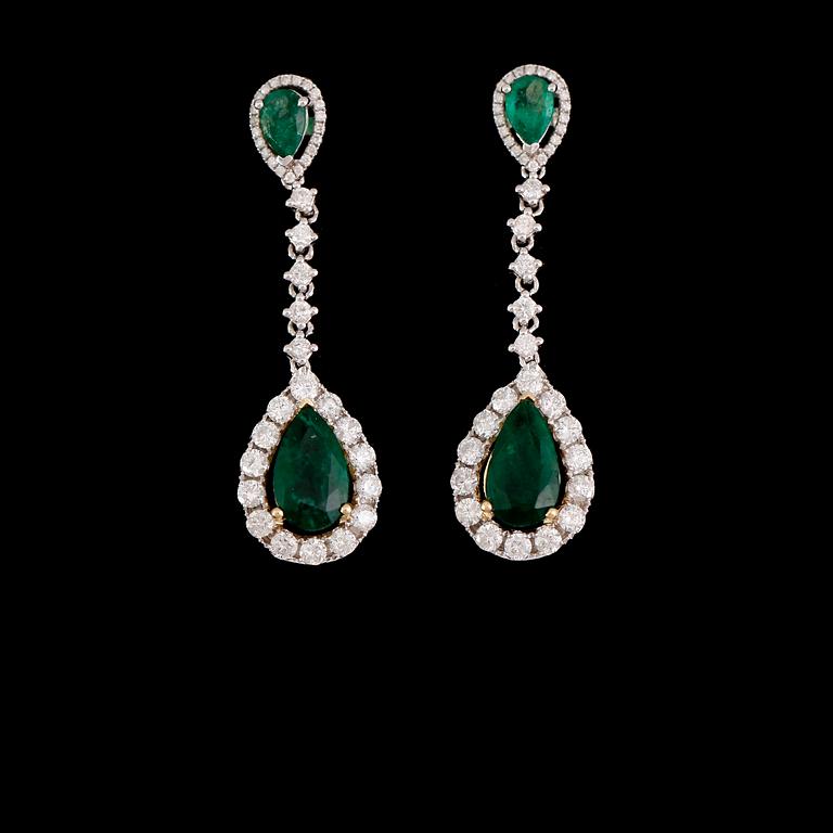 ÖRHÄNGEN, 1 par, 18 k guld och vitguld, smaragder totalt 3.72 ct, diamanter totalt 1.58 ct.