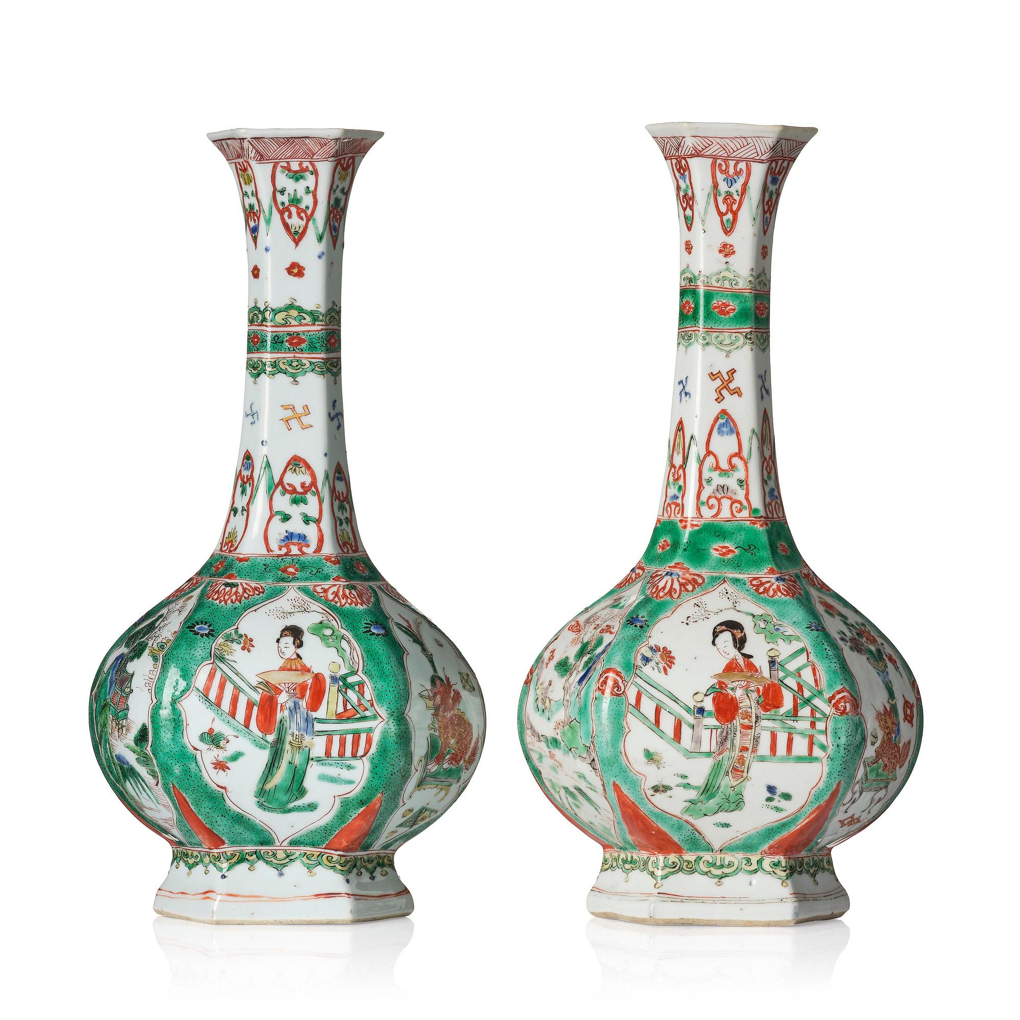 A pair of famille verte octagonal vases, Qing dynasty, Kangxi (1662-1722).
