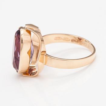 Eero Rislakki, A 14K gold ring with a amethyst. Westerback, Helsinki, mid 20th century.