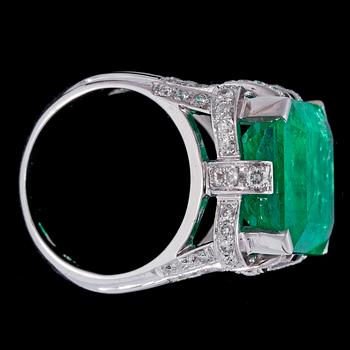 A step cut emerald, 13.73 ct and brilliant cut diamonds, tot. 1.57 cts.