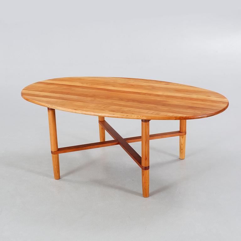 A coffee table named "Opus 9", designed Søren Nissen och Ebbe Gehl and made in the 21th century.
