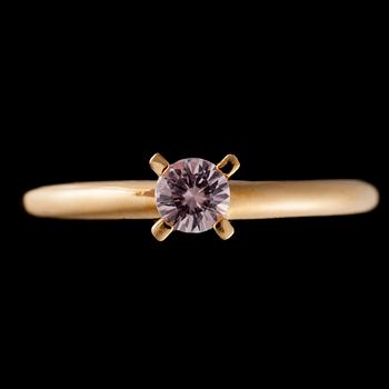 RING, 18K guld, pink safir n. 0,10 ct. Vikt 2,1 g.