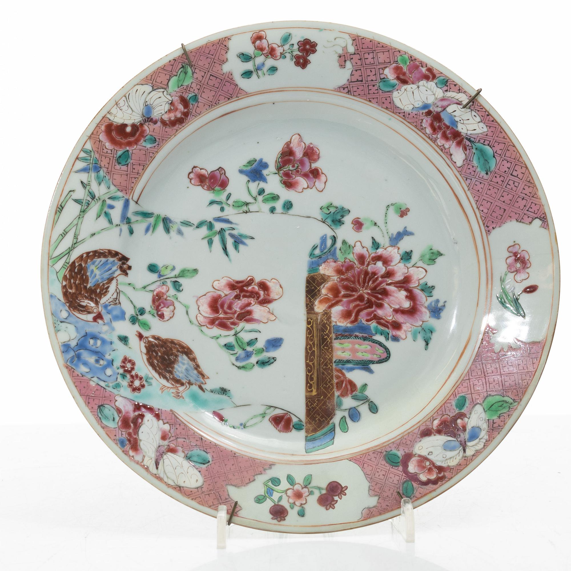 A set of three export porcelain plates and two dishes, Qing dynasty, Qianlong (1736-95).