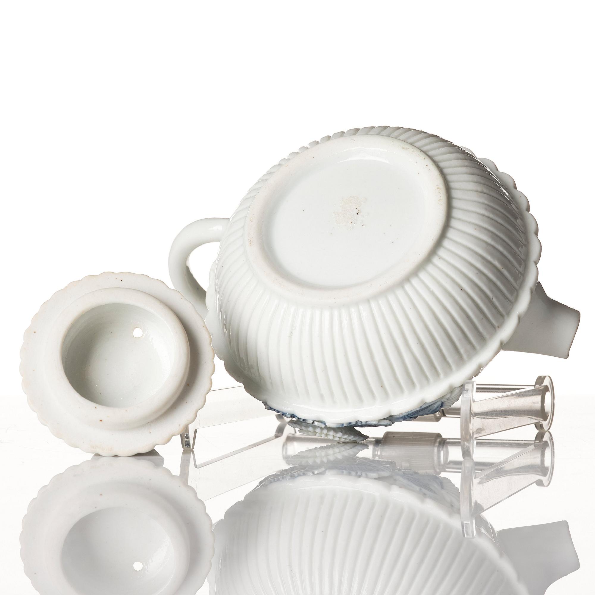 A blue and white tea pot with cover, Qing dynasty, Kangxi (1662-1722).