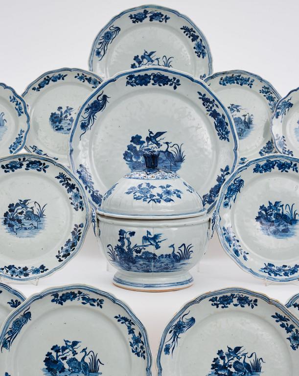 A blue and white dinner service, Qing dynasty, Qianlong (1736-95). (70 pieces).