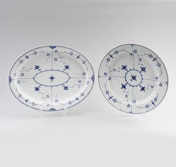 SERVERINGSFAT, 2 st, porslin, "Musselmalet", Royal Copenhagen.