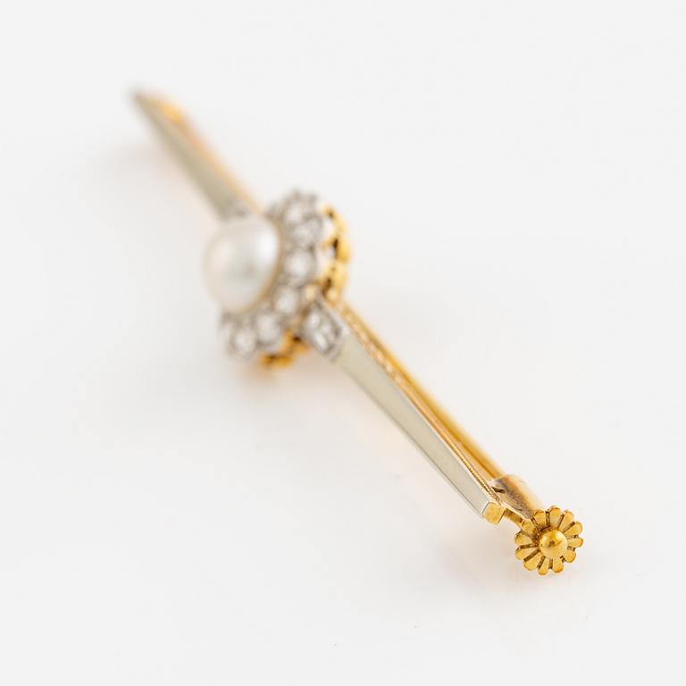 Brooch 18K gold and platinum with a half-pearl and round brilliant and rose-cut diamonds.