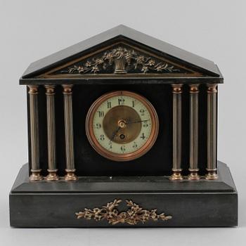 BORDSPENDYL, empirestil, omkring 1900.