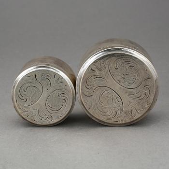 DOSOR, två st, silver, stämplade 1814 samt 1838. Vikt 160 g.