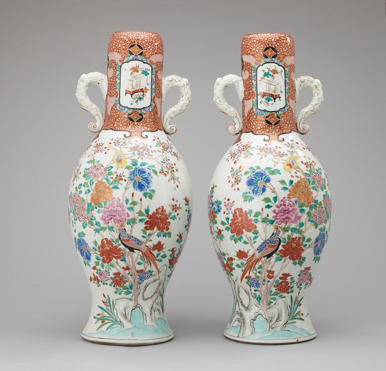 GOLVVASER, ett par, porslin. Japan 1900-talets första hälft.