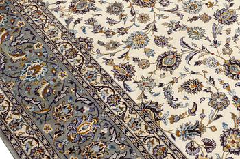 A Kashan carpet, approx. 403 x 300 cm.