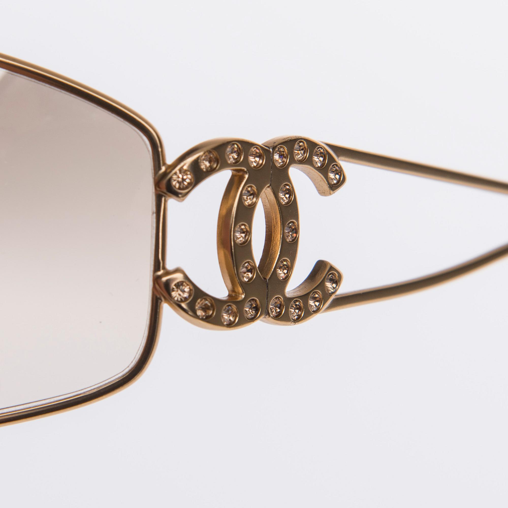 SOLGLASÖGON, Chanel.
