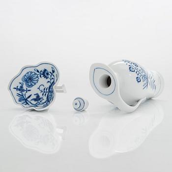 A set of 4 porcelain service pieces, "Onion pattern/Zwiebelmuster", Meissen and Teichert-Werke in Meissen, Germany.