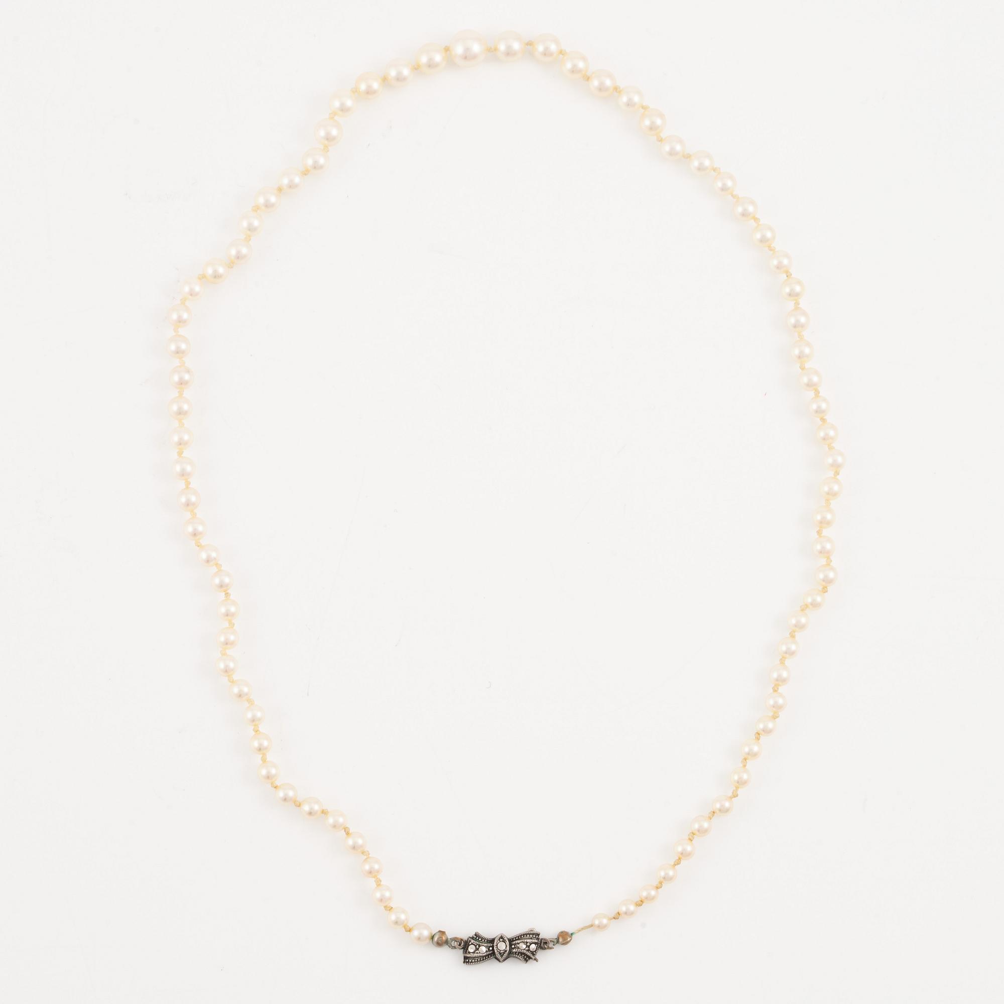 Pearl necklace, two pieces with graduated pearls, clasp silver.