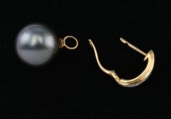 KORVAKORUT, tahitinhelmet n. 13 mm. 18K kultaa, briljanttihiottuja timantteja 0.123 ct. Kultapaino 2,2 g.