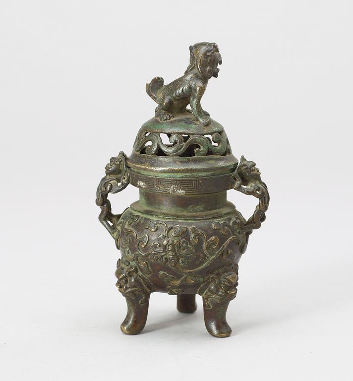 VINOFFERKÄRL, RÖKELSEKAR samt VAS, brons. Qingdynastin.
