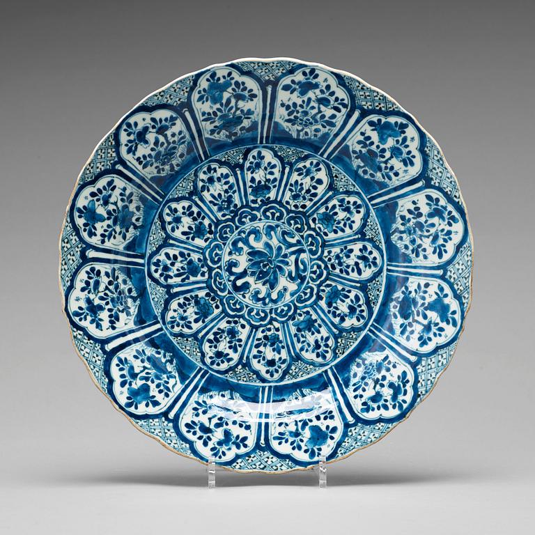 A blue and white dish, Qing dynasty, Kangxi (1662-1722).