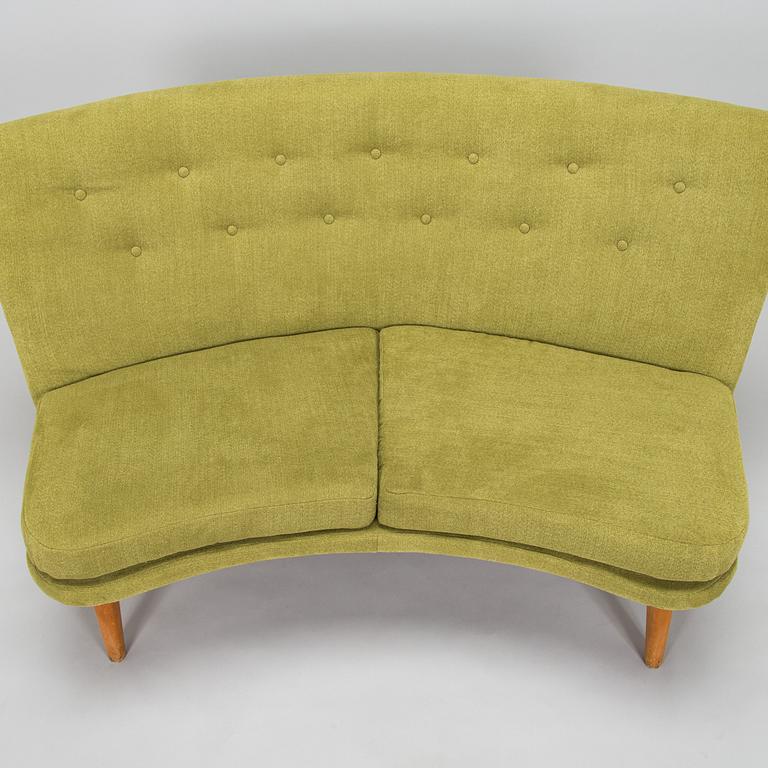 Carl Gustaf Hiort af Ornäs, sohva, "Kim", Puunveisto Oy - Träsnideri Ab, 1940-luvun puoliväli.