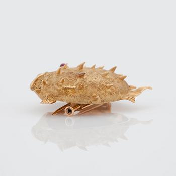 BROSCH med en rubin.