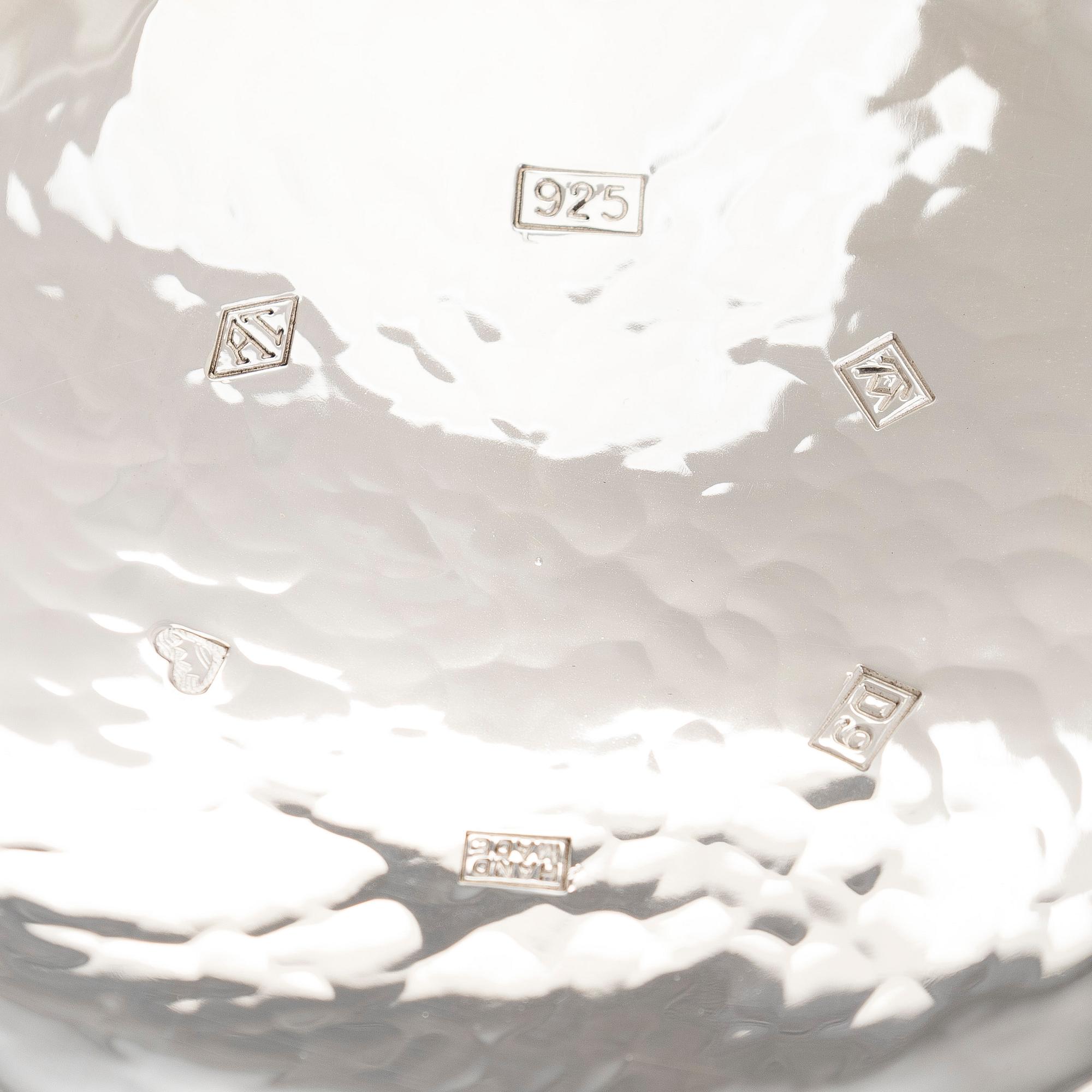 A. Tillander, malja, sterlinghopeaa ja emalia. Turku 2005.