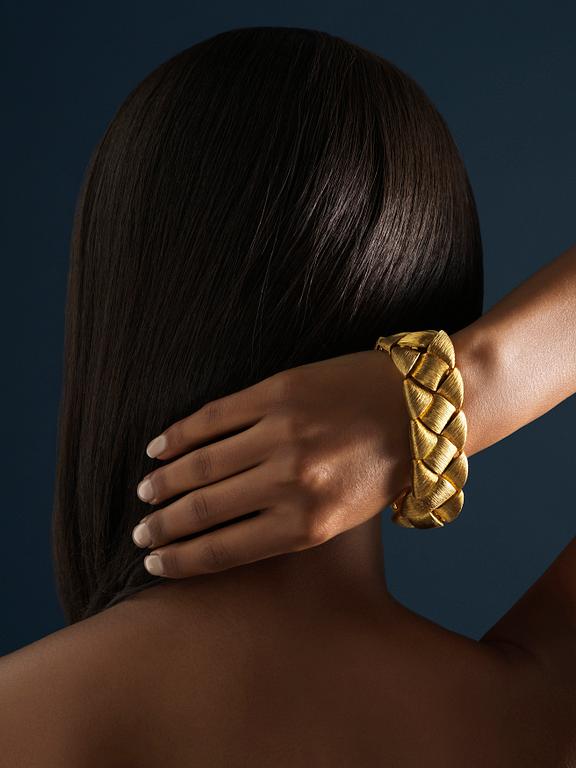 An 18K gold bracelet by Henry Dunay.