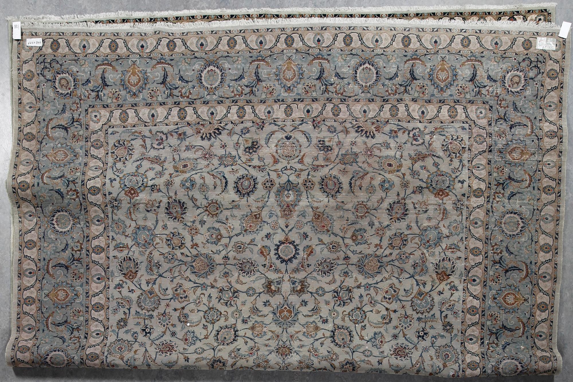 MATTA, old Keshan. Ca 394 x 295 cm.