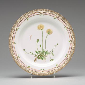 TALLRIKAR/FAT,  åtta stycken, porslin. "Flora Danica", Kungl. Dansk, 1900-tal.