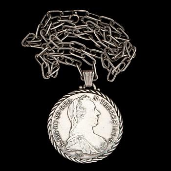 HÄNGE MED MYNT, silver, Österrike-Ungern, 1780, vikt 36 gram.