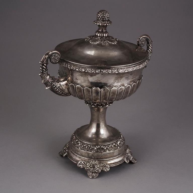 SOCKERSKÅL PÅ FOT MED LOCK, Carl Petter Norlin, Malmö 1838. Vikt ca 880 gram.