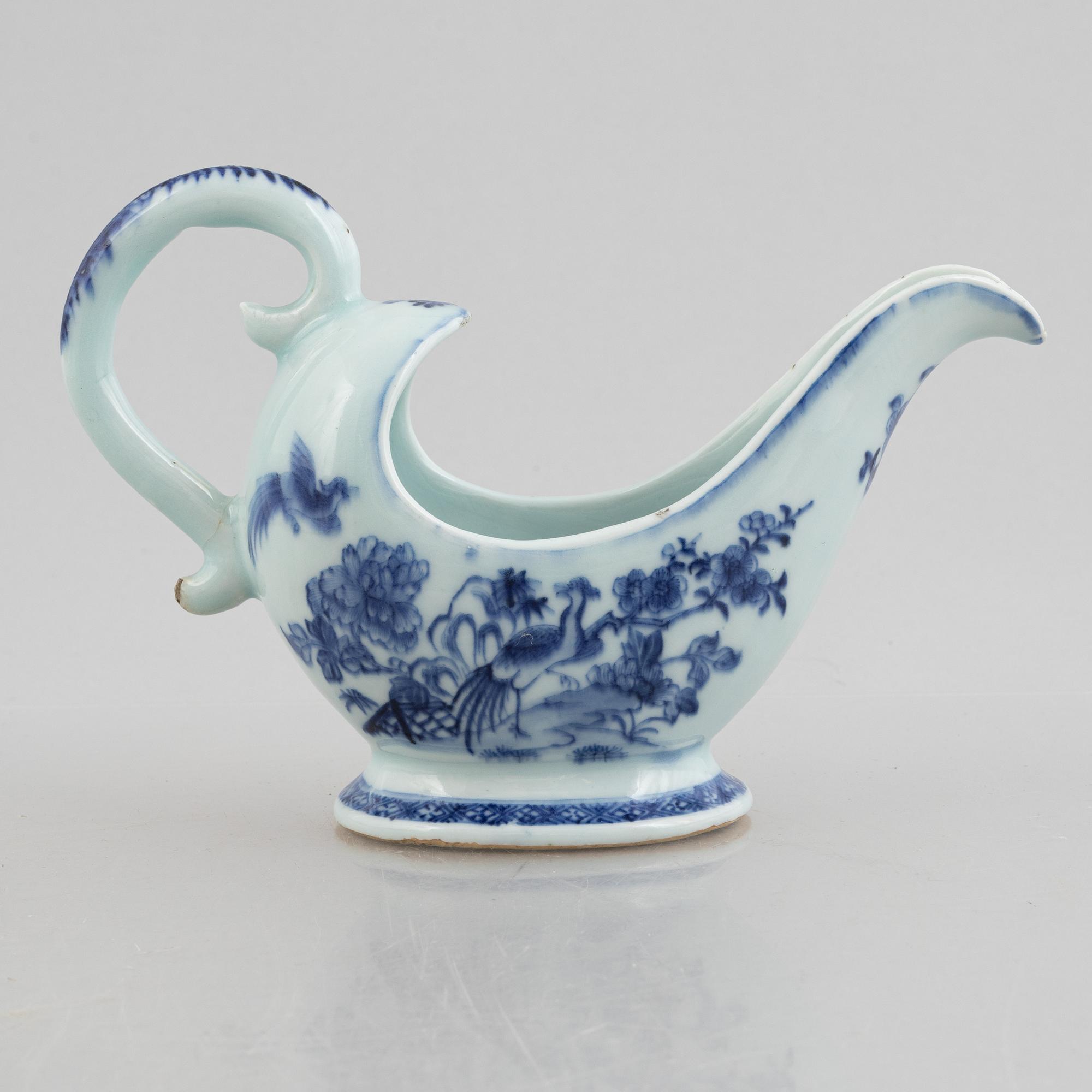 A blue and white ewer, Qing dynasty, 18th century.