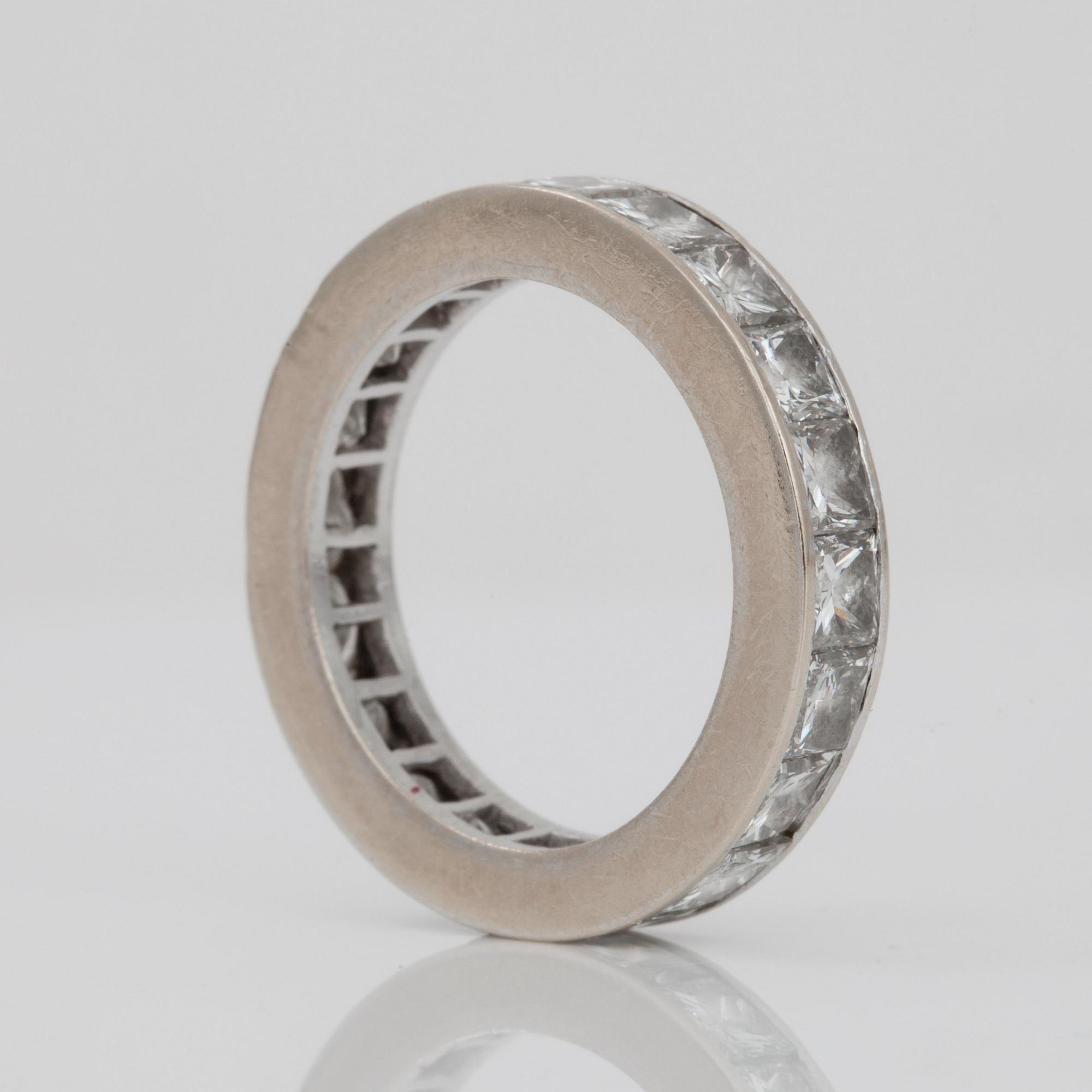 RING, helallians, med princesslipade diamanter, cirka 2.00 ct. Kvalitet ca G-H/VS-SI.