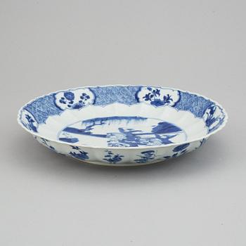 A blue and white dish, Qing dynasty, Kangxi (1662-1722).
