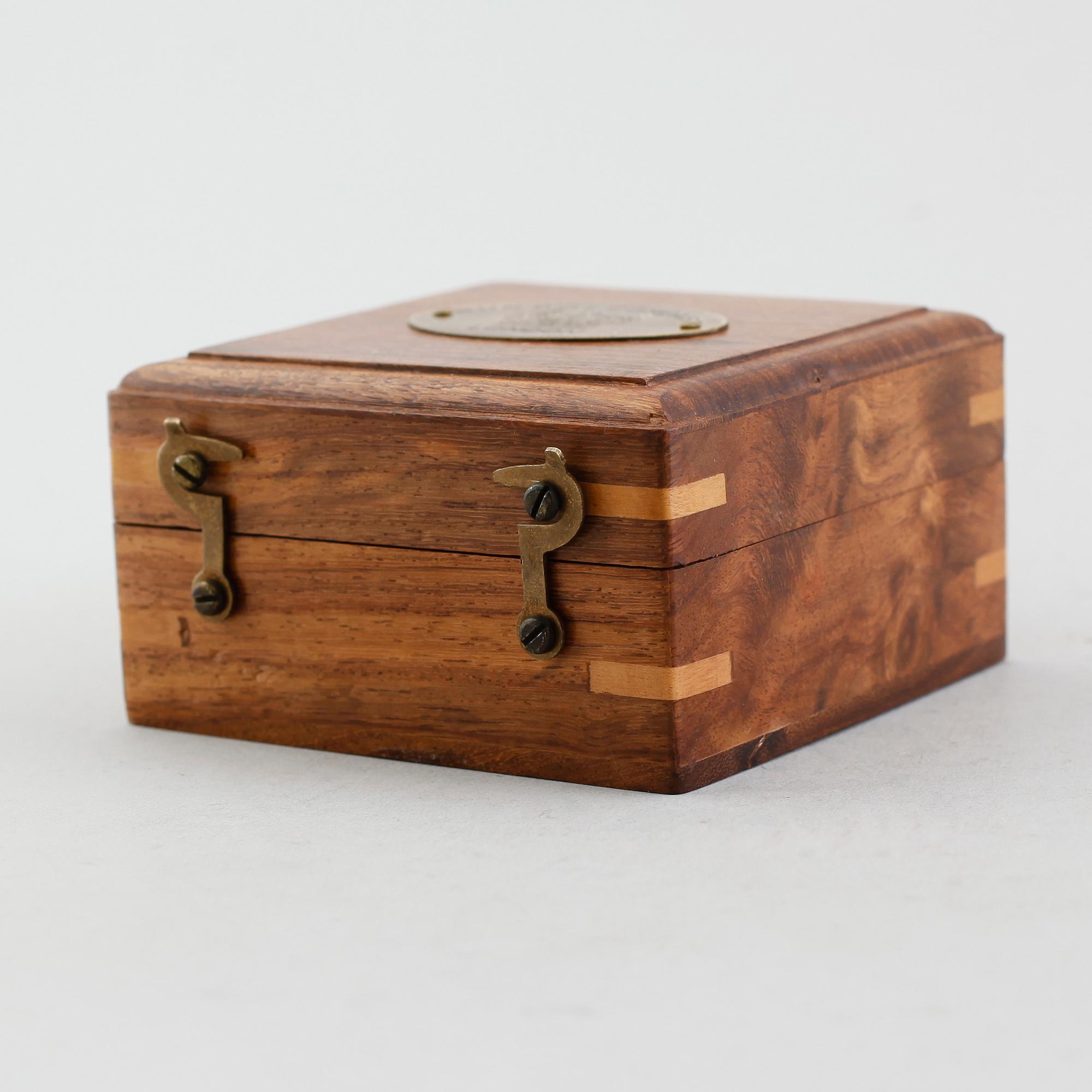 KOMPASS/SOLUR, mässing, 1900-talets andra hälft.