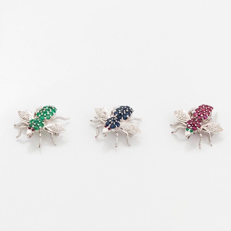 Three fly brooches in 18K white gold set with round brilliant-cut diamonds.