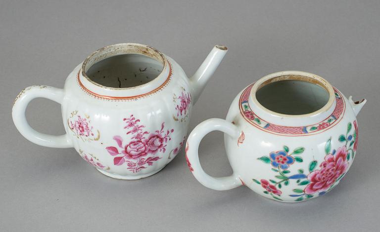 TEKANNOR, 2 st, porslin, Qingdynastin, Qianlong (1736-95).