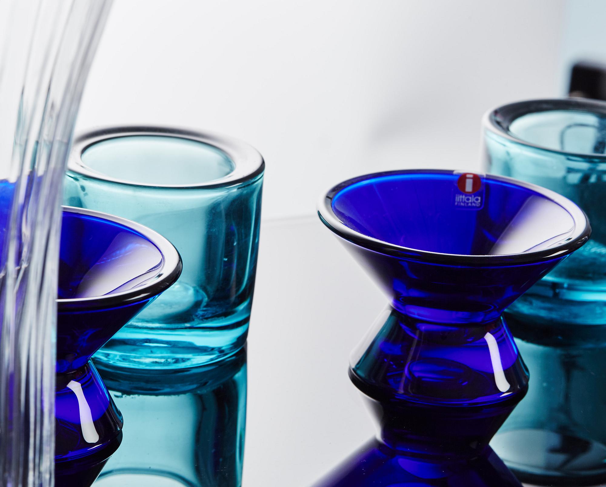 VAS, LJUSSTAKAR ett par samt VÄRMELJUSHÅLLARE 4 st, Iittala, 1900-talets senare del (7).