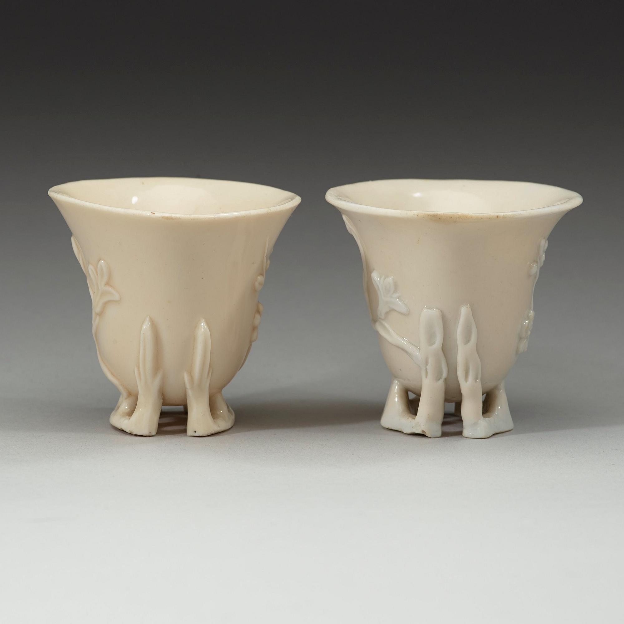VINOFFERBÄGARE, ett par, blanc de chine, Qingdynastin 1700-tal.