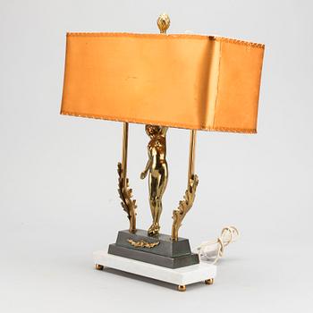 A MID 20TH CENTURY TABLE LAMP.