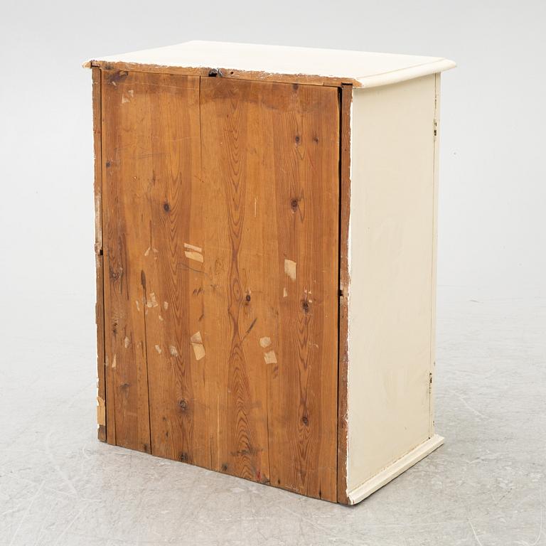 Dockskåp med dockskåpsmöbler samt tillbehör, bl a Berit Bergström, Nolbyn, Värmländskt Hantverk, 1940-/50-tal.