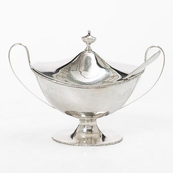 Firma Carl Fredrik Carlman, sockerskål med lock samt strösked, silver, Stockholm 1919.
