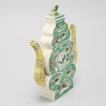 A porcelain wine ewer from China, Qing dynasty, 19th century.