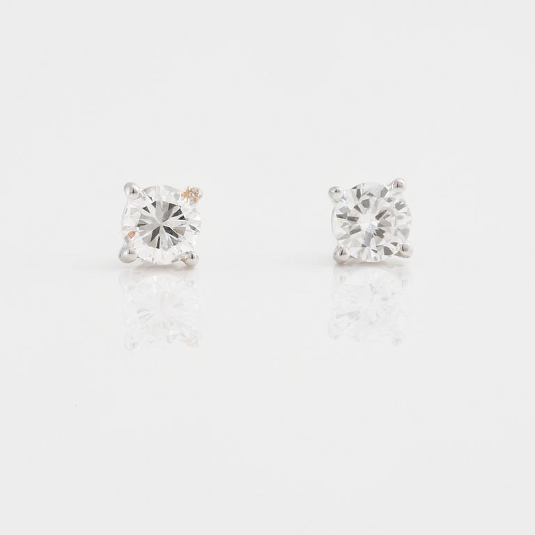 ÖRHÄNGEN, ett par, med briljantslipade diamanter ca  0.40 ct.
