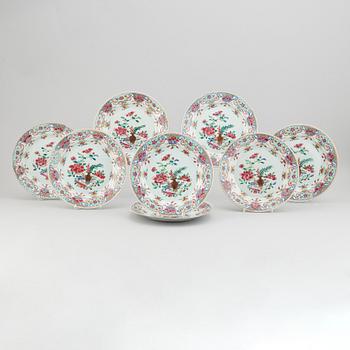 A set of 8 famille rose dinner plates, Qing dynasty, Qianlong (1736-95).