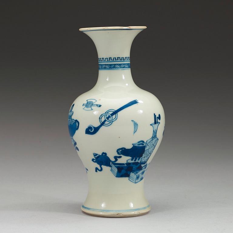 VAS, porslin, Qingdynastin Kangxi (1662-1722).