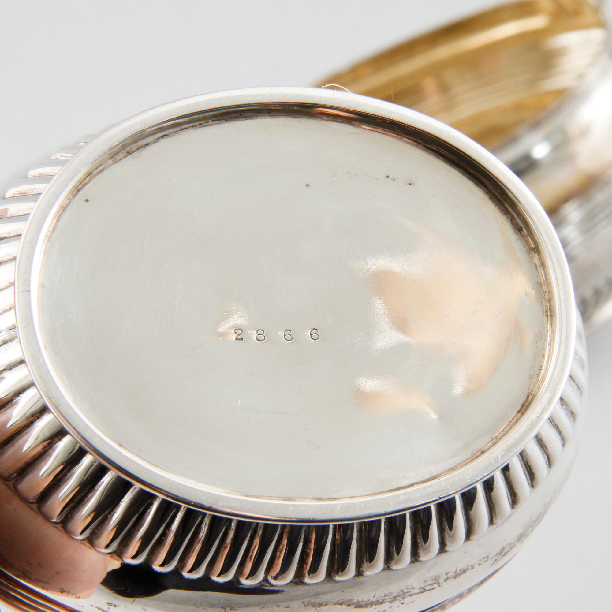 A sugar bowl and a creamer by Henry Stratford in Sheffield, 1895, weight 289 g.