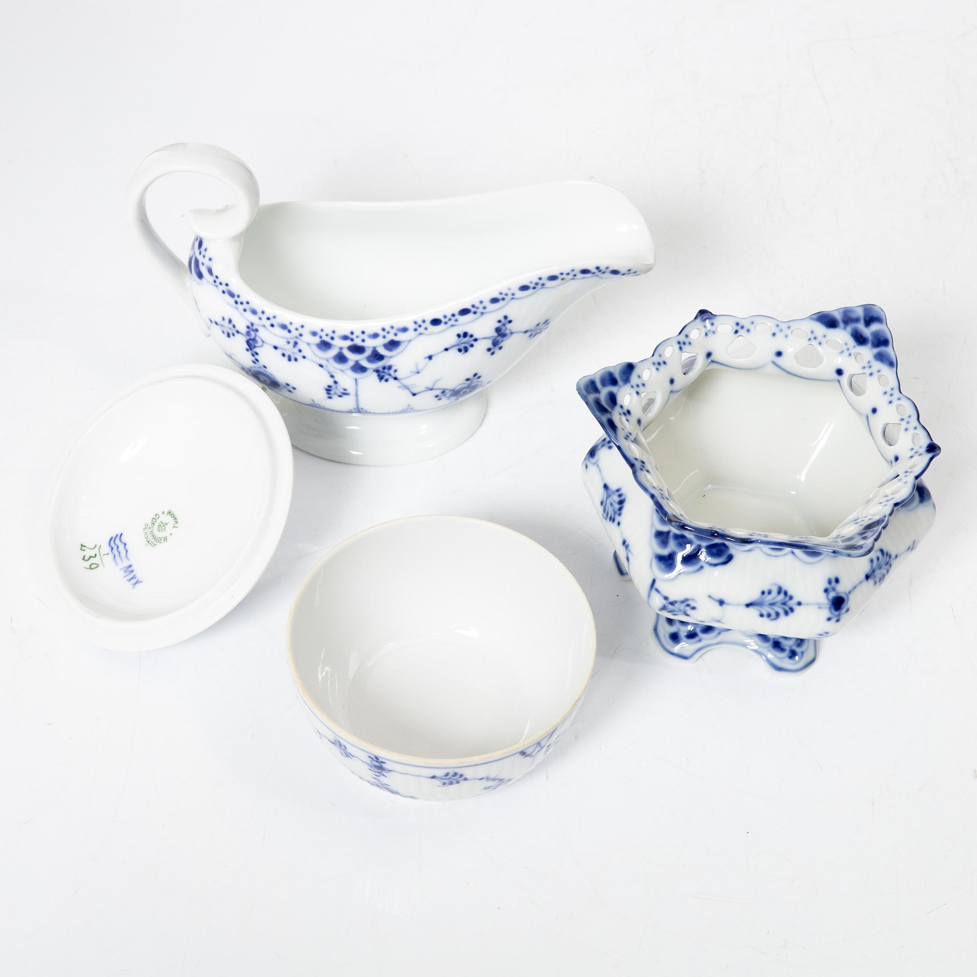 Mat- och kaffeservis, 65 delar, porslin, "Musselmalet", Royal Copenhagen, Danmark.