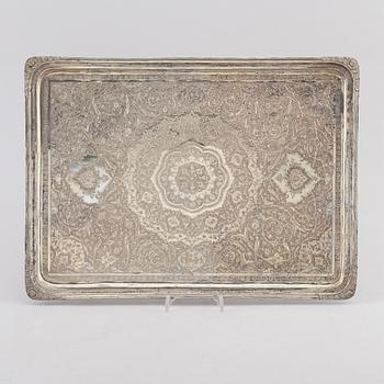 BRICKA, silver, 84, orientalisk, 1900-tal. Vikt ca 975 g.