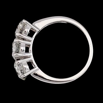 RING, 18K vitguld, briljantslipade diamanter tot ca 3.64 ct. Vikt ca 6 g.
